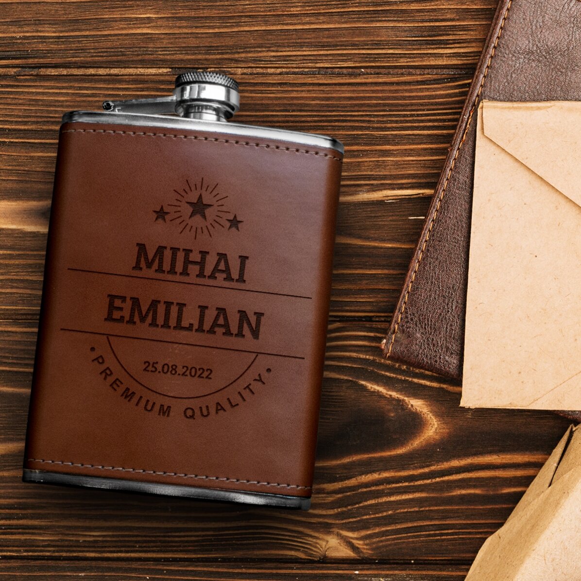 Flacon de poche personnalisé, recouvert de cuir et portant un nom