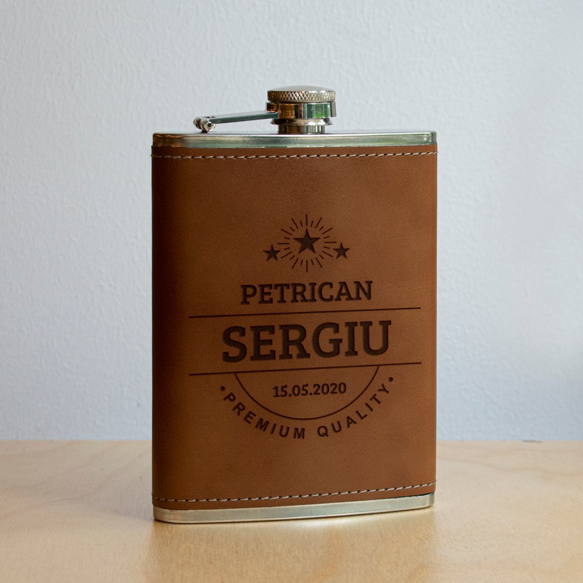 Flacon de poche personnalisé, recouvert de cuir et portant un nom