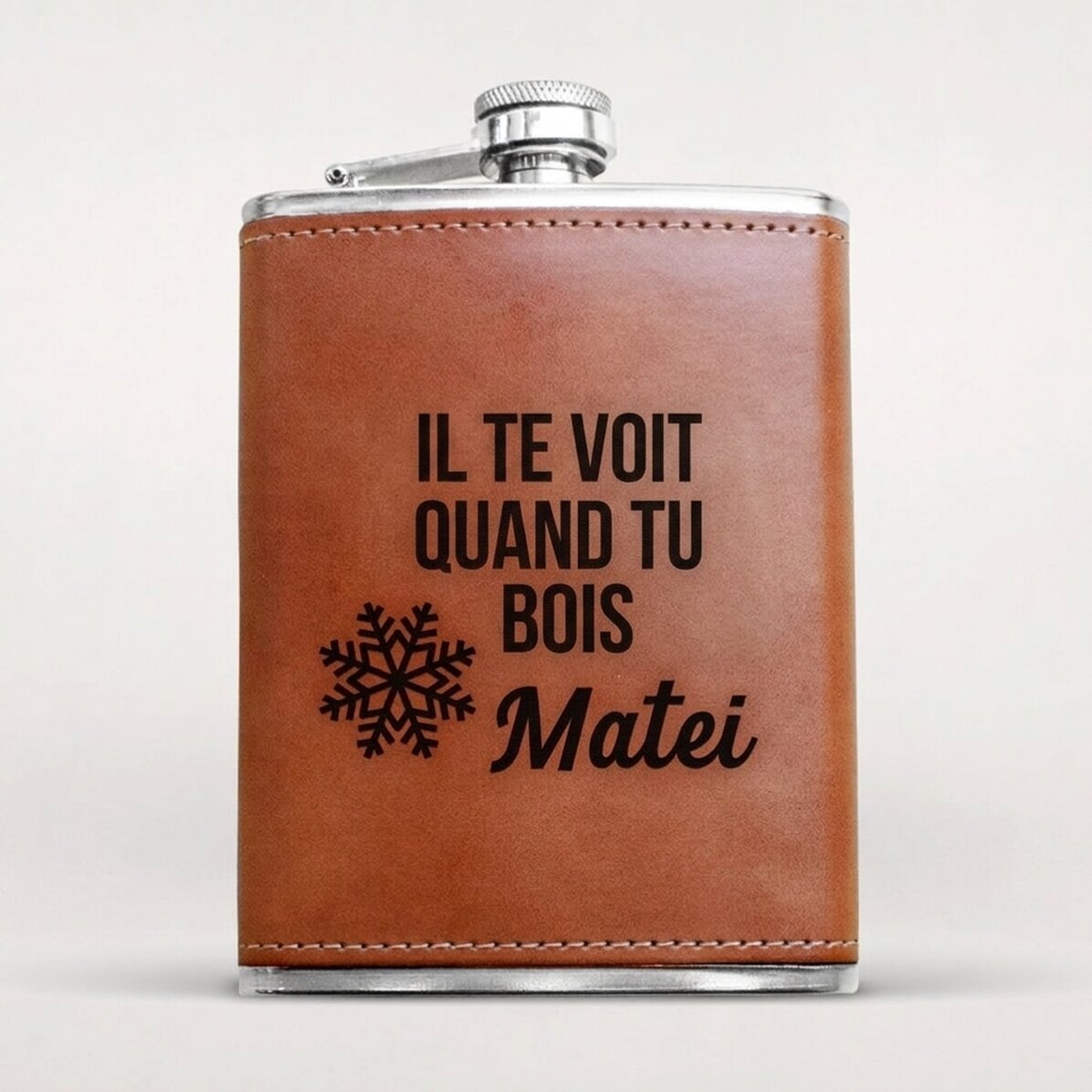 Flacon de poche personnalisé recouvert de cuir - « Il te voit quand tu bois »