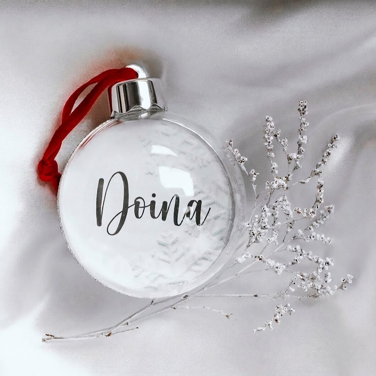Boule de Noël personnalisée avec votre nom et des flocons de neige