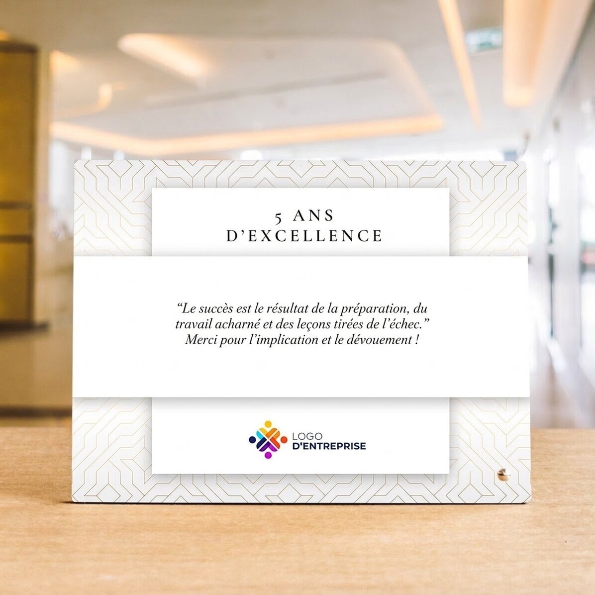 Cadre photo de bureau personnalisé avec logo et texte - Anniversaire de la marque (Blanc)