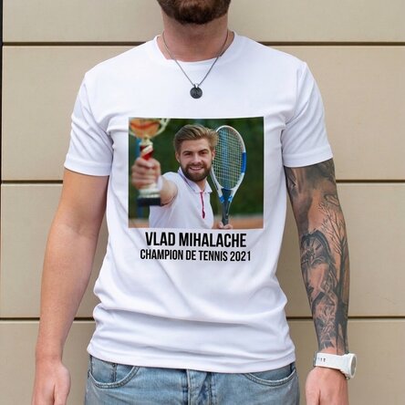 T-shirt de sport personnalisé avec une photo et un texte