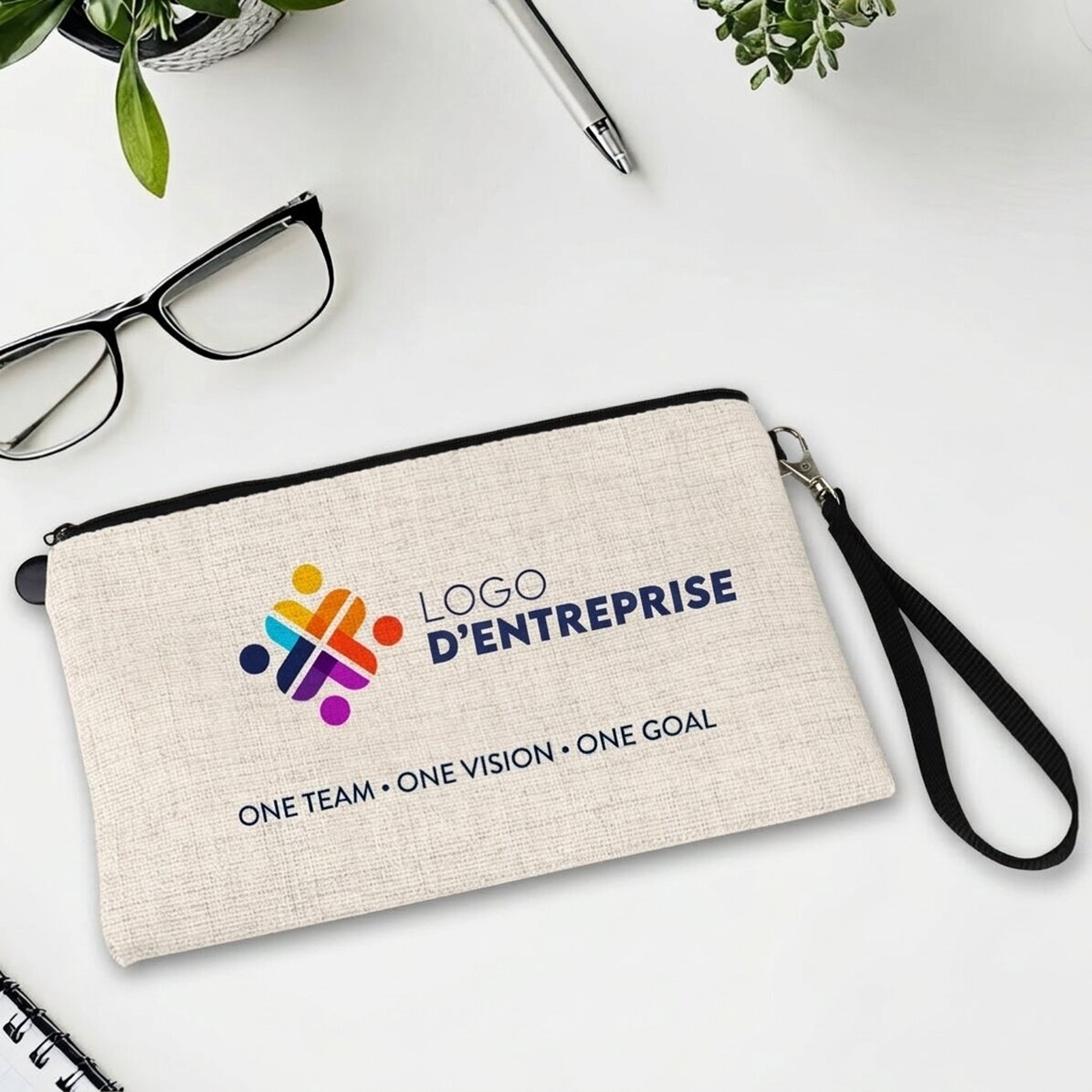 Petite pochette pour accessoires personnalisée avec un logo et un texte