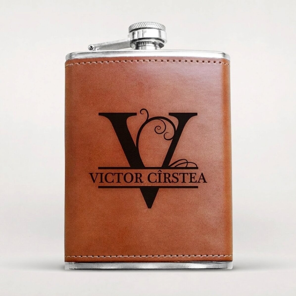Flacon de poche gainé de cuir, personnalisé avec un monogramme et un prénom