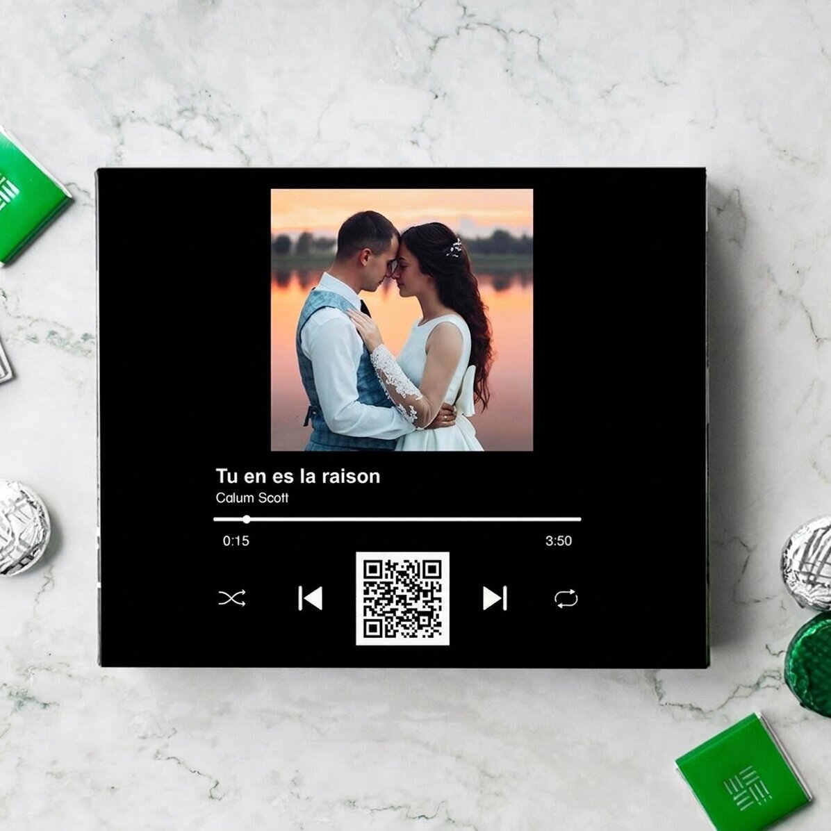 Boîte de bonbons personnalisée avec une photo, un texte et un code QR - Notre mélodie