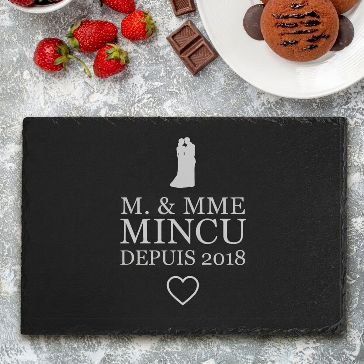 Plaque en ardoise gravée et personnalisée avec le texte « Mr & Mrs »