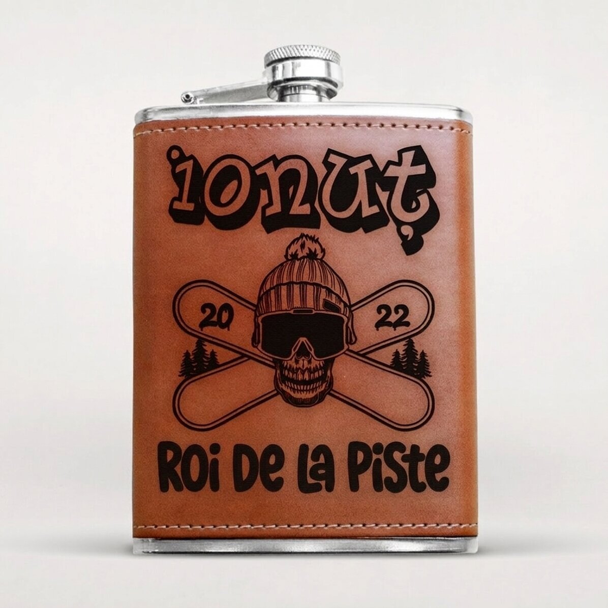 Flacon de poche recouvert de cuir et personnalisé avec un nom - Skull Snowboard