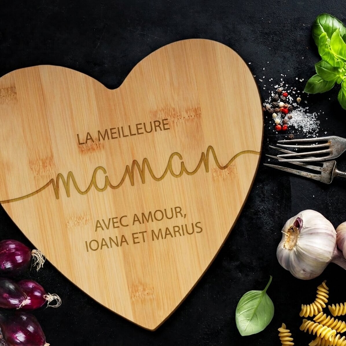 Planche à découper en forme de cœur personnalisé avec le texte « Best mom »