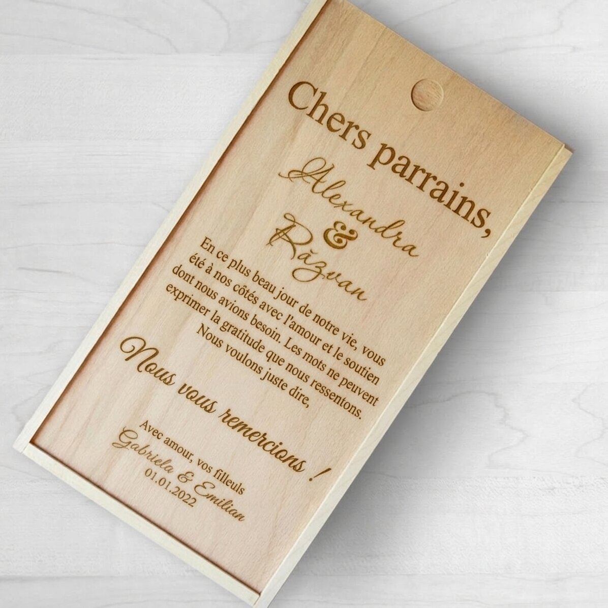 Coffret cadeau personnalisé en bois avec un message de remerciement pour les parrains et marraines