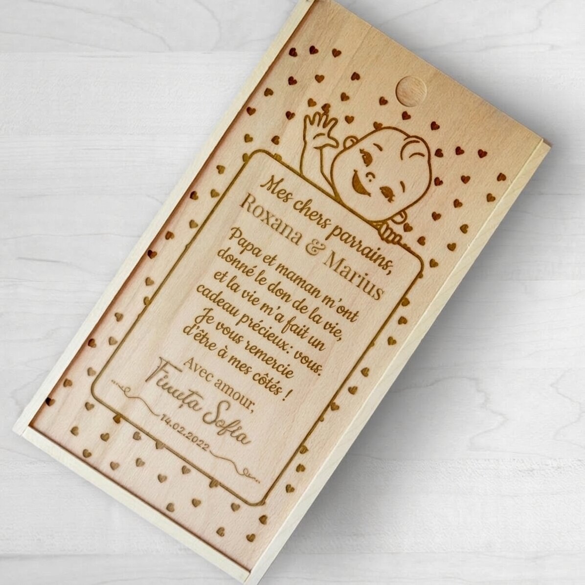 Coffret cadeau personnalisé en bois avec un message de remerciement pour les parrains et marraines d