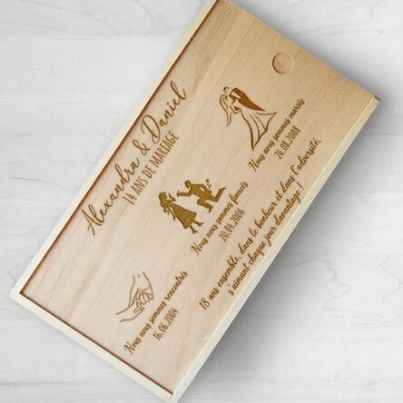 Coffret cadeau personnalisé en bois avec les moments forts du mariage
