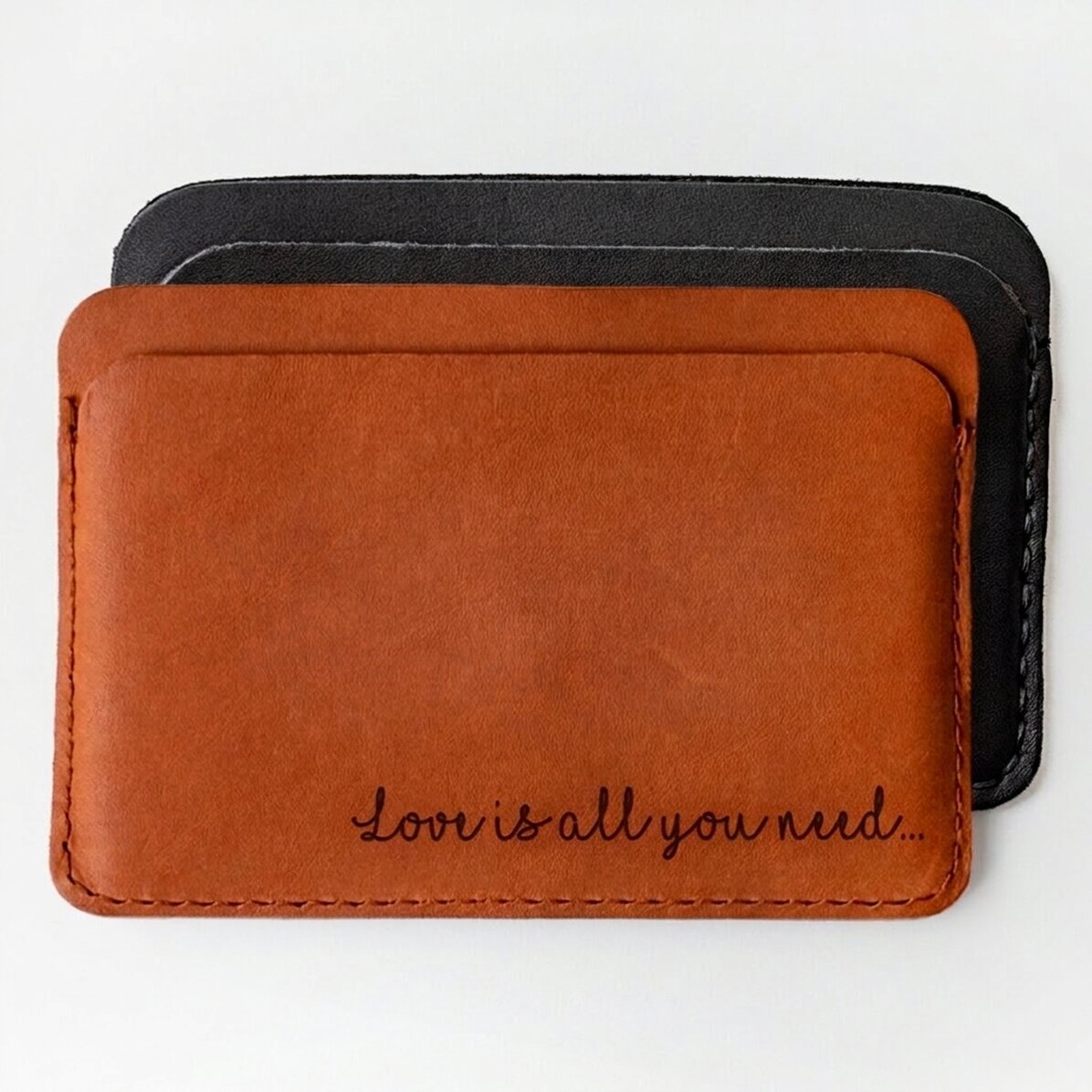 Portefeuille en cuir personnalisé avec un message - « Love is all you need »