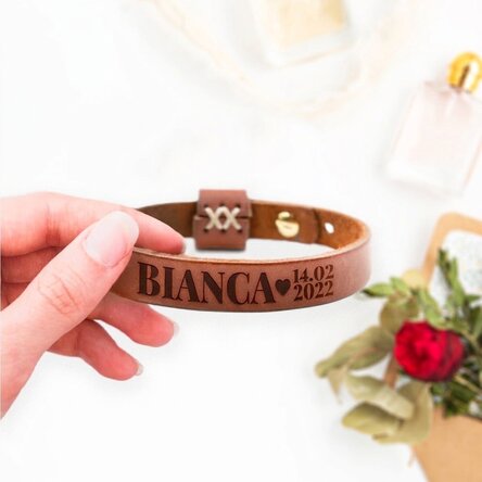 Bracelet en cuir personnalisé avec un nom et une date - Cœur