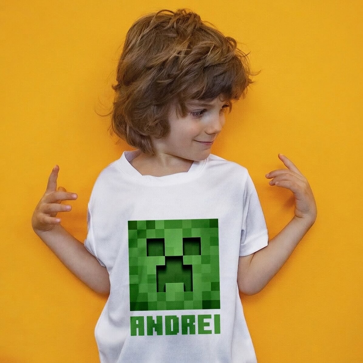 T-shirt de sport pour enfants personnalisé avec un personnage de jeu et un prénom - Mon monde