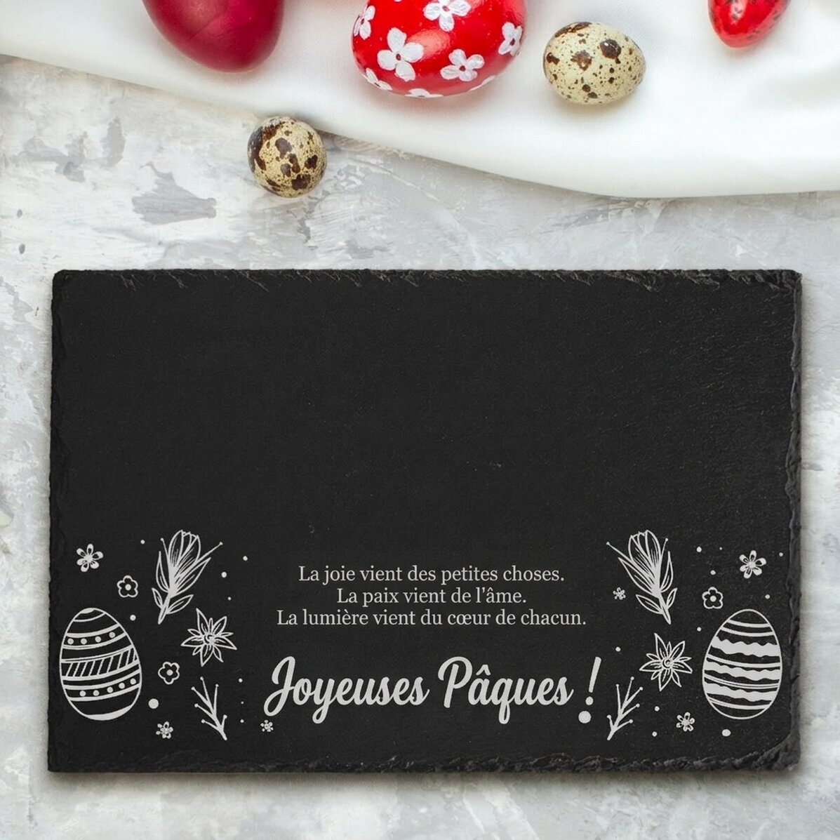 Plaque en ardoise gravée et personnalisée avec le texte « Joyeuses Pâques ! »