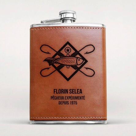 Une flasque de poche recouverte de cuir et personnalisée avec un texte pour les pêcheurs