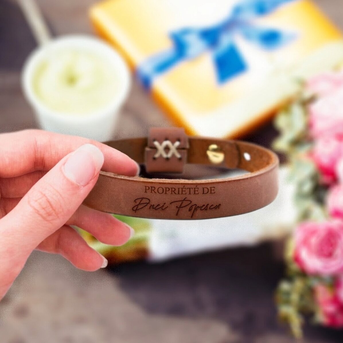 Bracelet en cuir personnalisé avec un message - Propriété de Mme