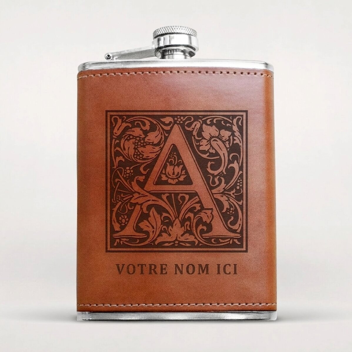 Flacon de poche recouvert de cuir et personnalisé avec un texte : monogramme et prénom