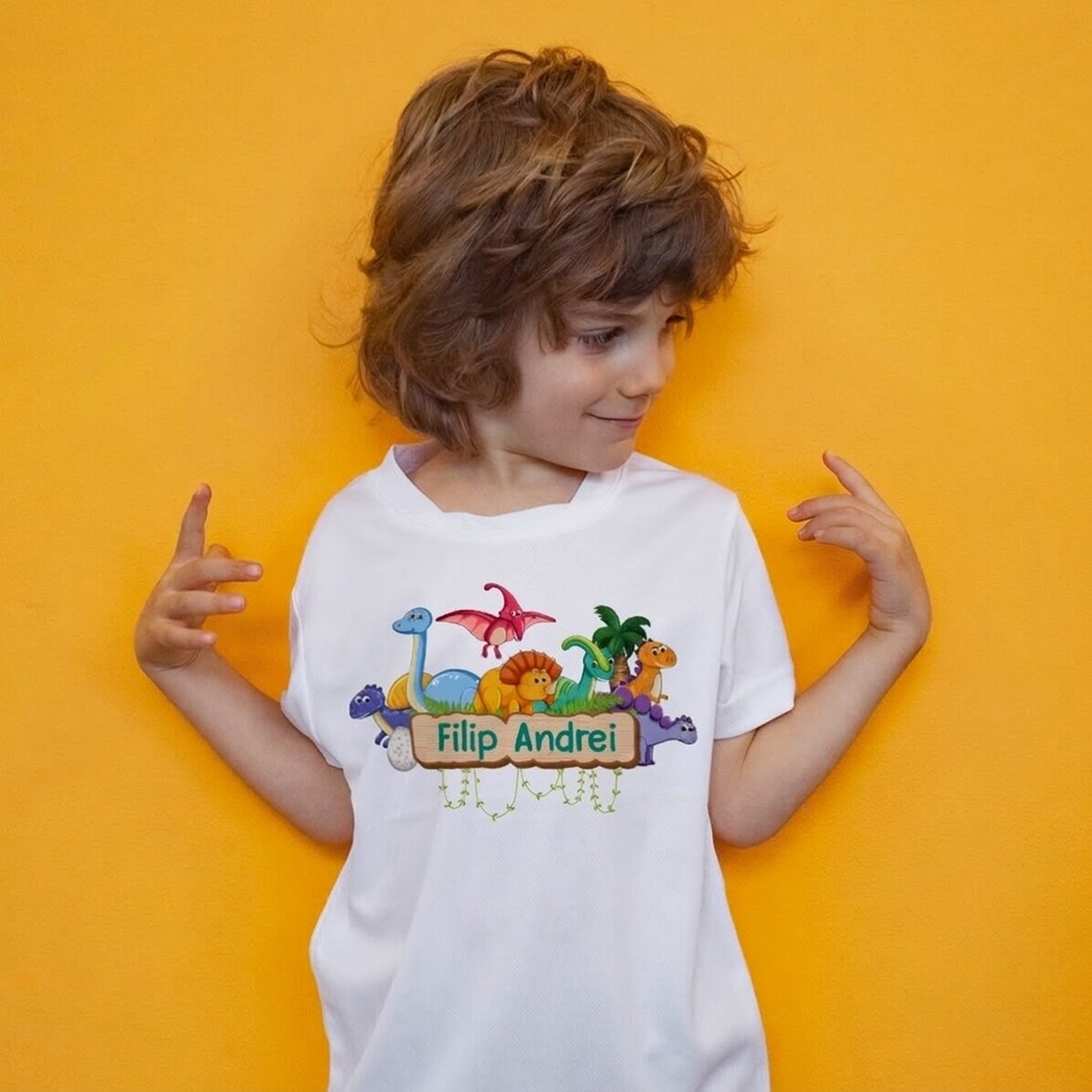 T-shirt de sport pour enfants personnalisé avec un prénom - Dino