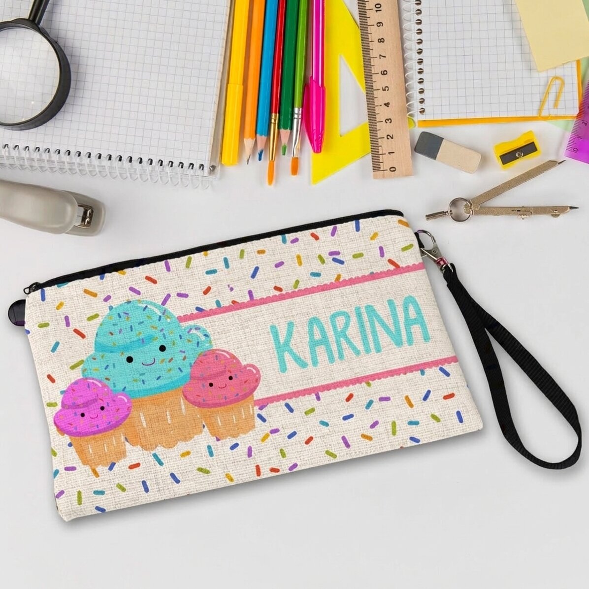 Petite pochette pour accessoires personnalisée avec un prénom - Cupcakes