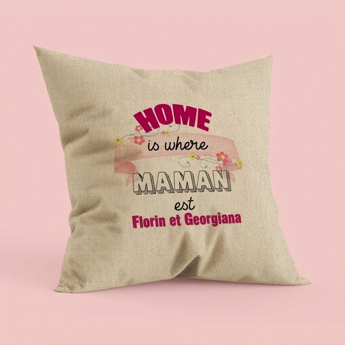 Coussin personnalisé avec le texte « Home is where mum is » - In