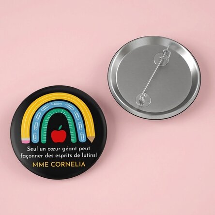 Badge personnalisé avec inscription pour les éducatrices