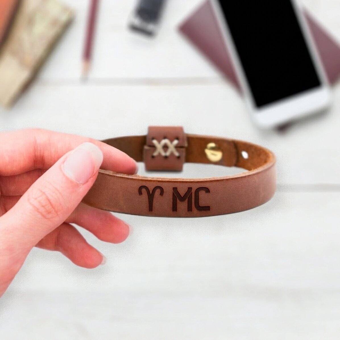 Bracelet en cuir personnalisé avec des initiales et le signe du Bélier