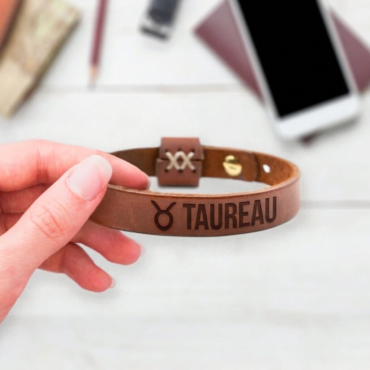Bracelet en cuir personnalisé avec des initiales et le signe du Taureau