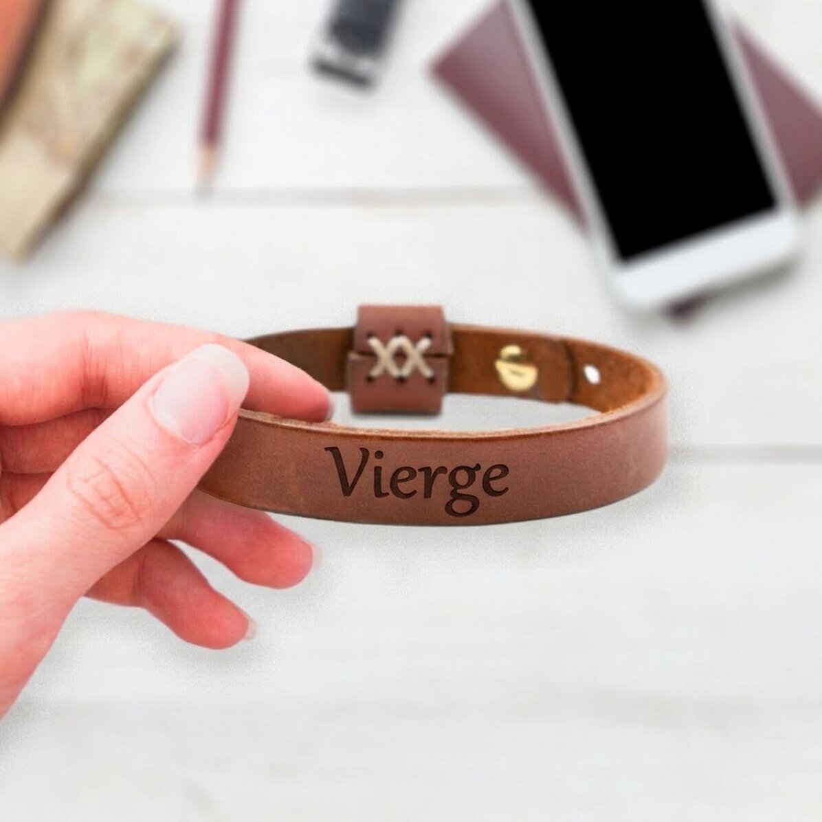 Bracelet en cuir personnalisé avec des initiales et le signe du zodiaque de la Vierge