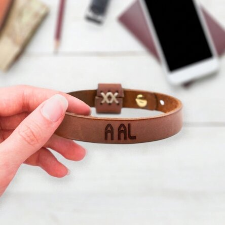 Bracelet en cuir personnalisé avec initiales et signe du zodiaque