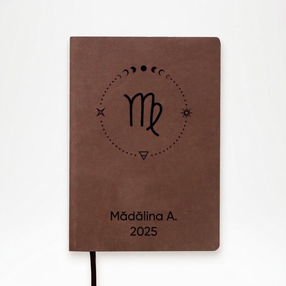Agenda en cuir personnalisé avec un texte et le signe du zodiaque de la Vierge