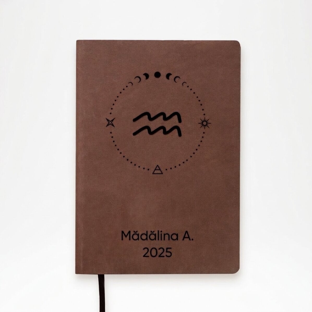 Agenda en cuir personnalisé avec un texte et le signe du Verseau