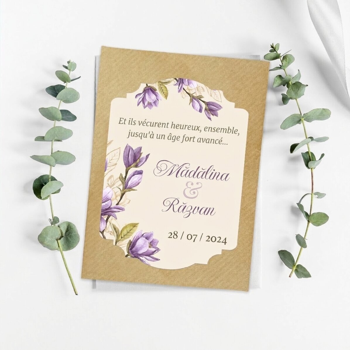 Boîte à dragées personnalisée avec message pour un mariage - Fleurs violettes