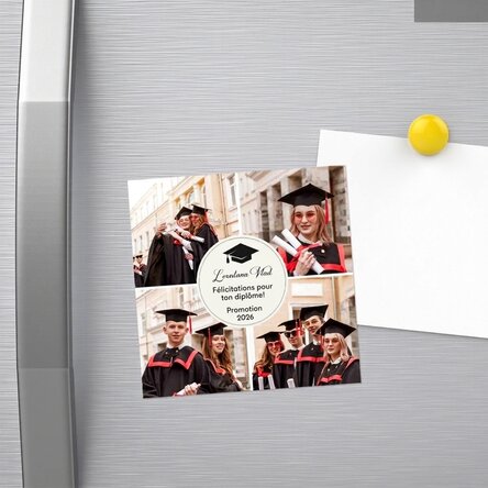 Aimant personnalisé de 10 x 10 cm avec 4 photos et un texte - Remise des diplômes