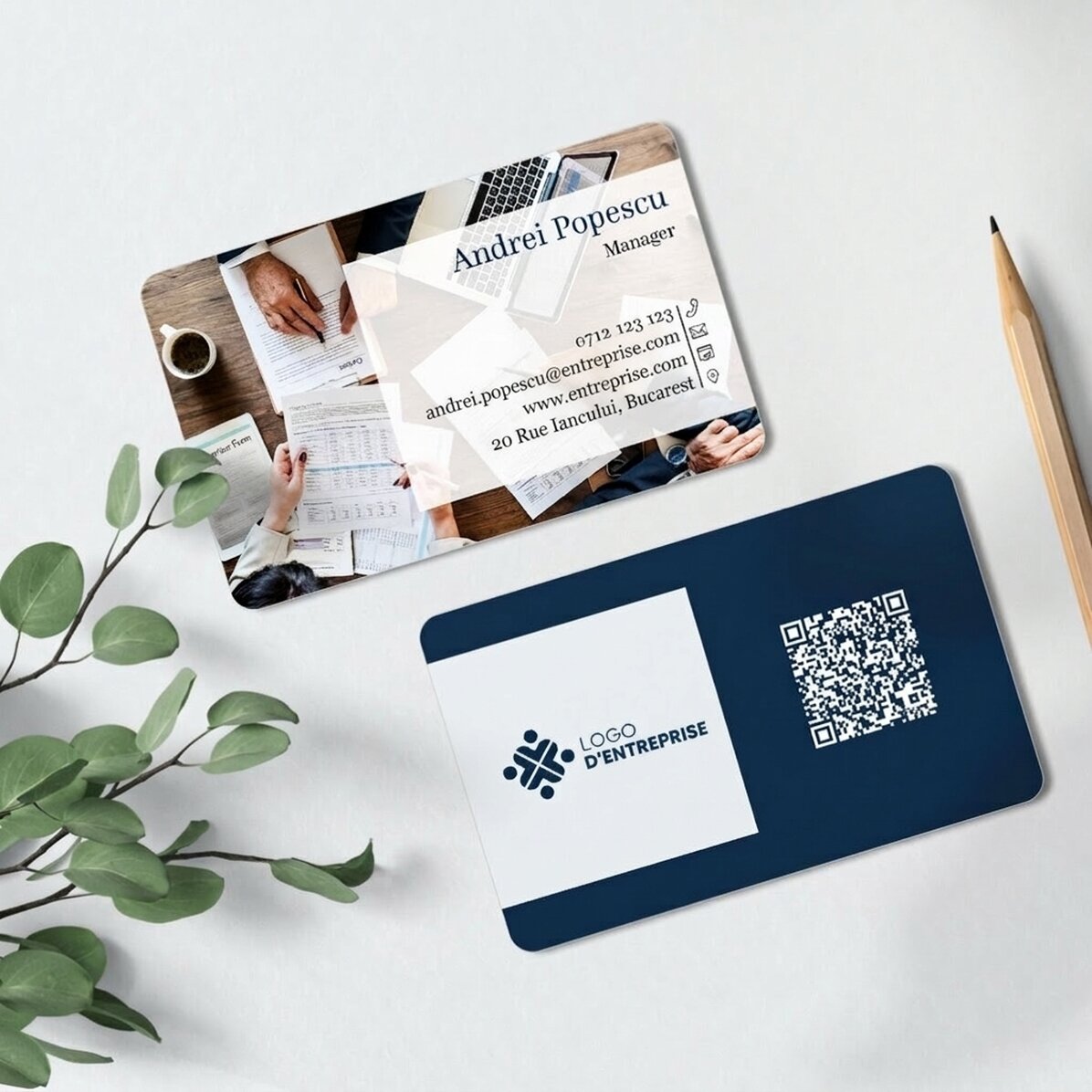 Carte de visite en aluminium personnalisée recto-verso avec un code QR et une photo