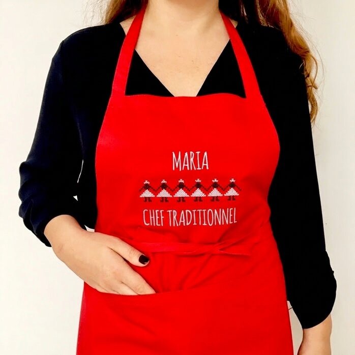 Modèle personnalisé avec broderie traditionnelle sur fond rouge