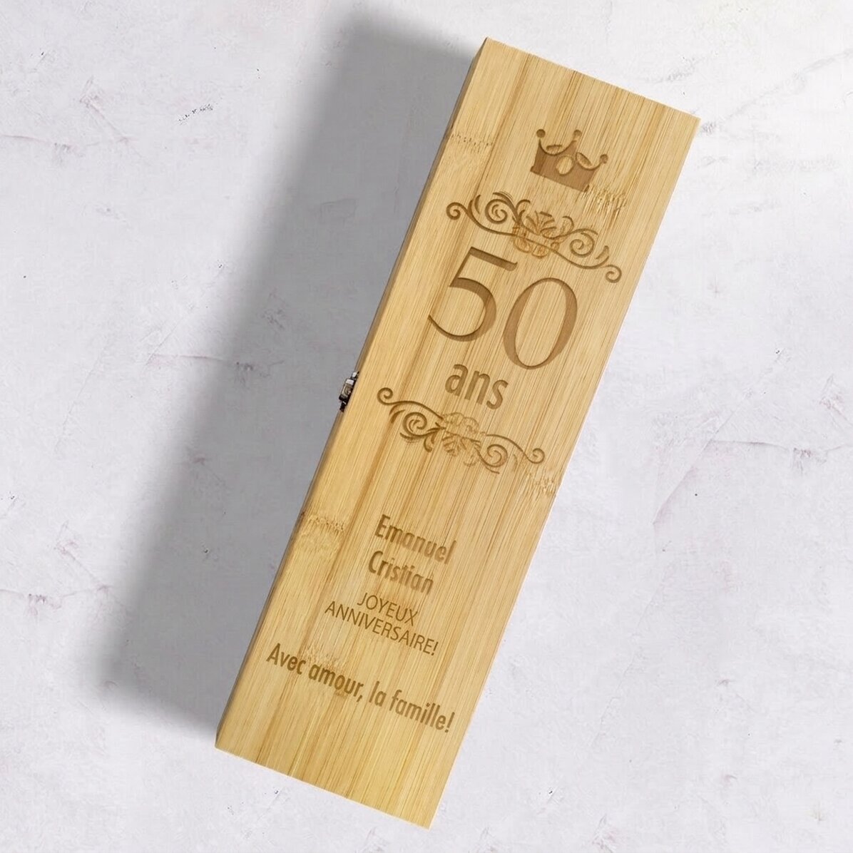 Coffret à vin en bambou avec accessoires, personnalisé avec le message « Joyeux anniversaire ! »
