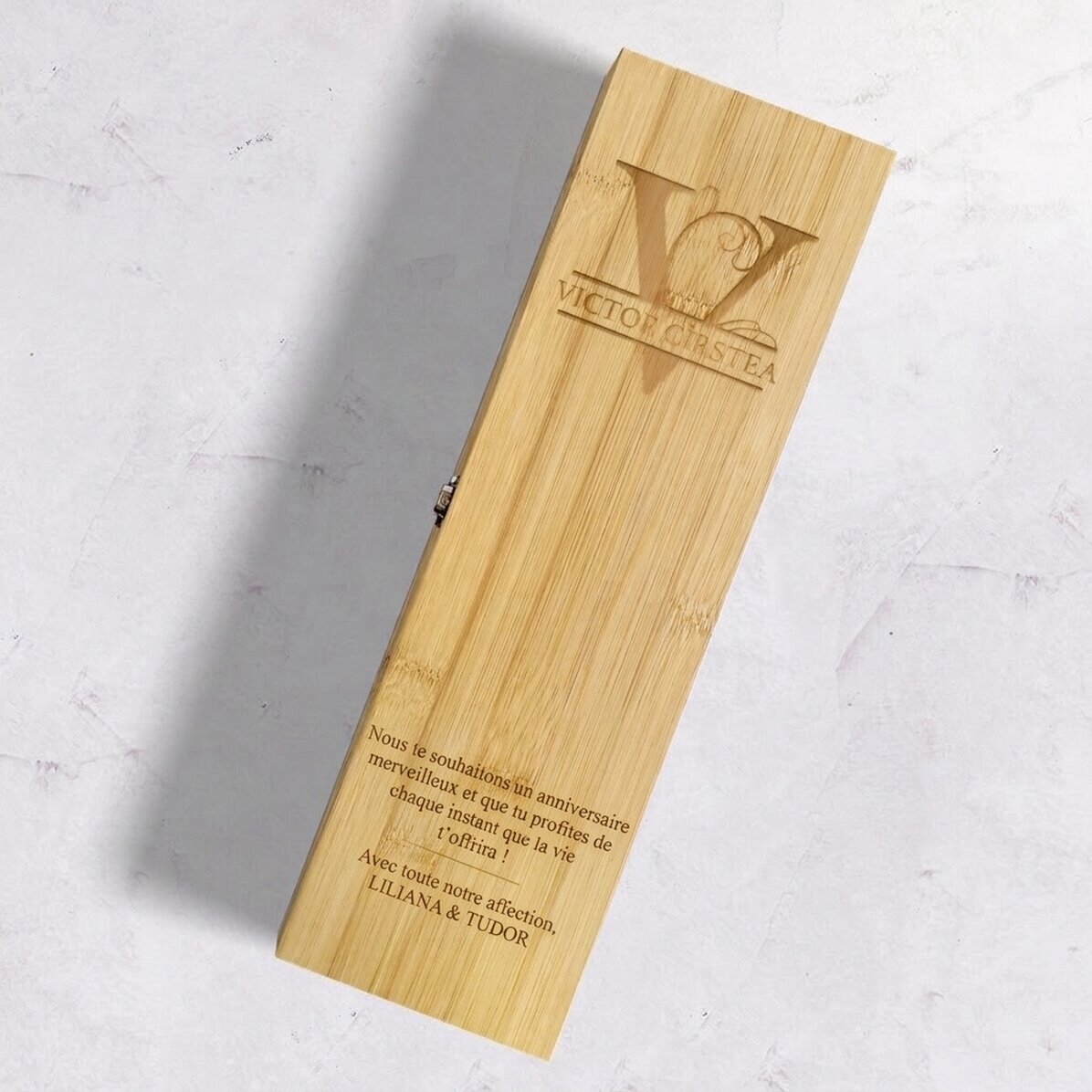 Coffret à vin en bambou avec accessoires, personnalisé avec un monogramme et un message