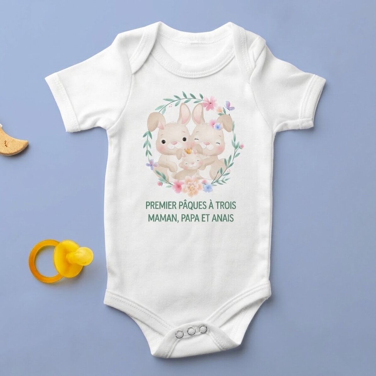 Body pour bébé personnalisé avec un texte - « Première Pâques à trois »
