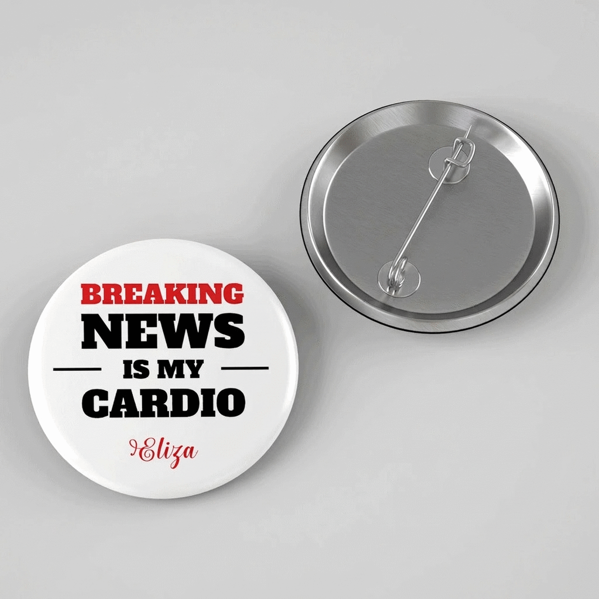 Badge personnalisé avec un message pour un journaliste