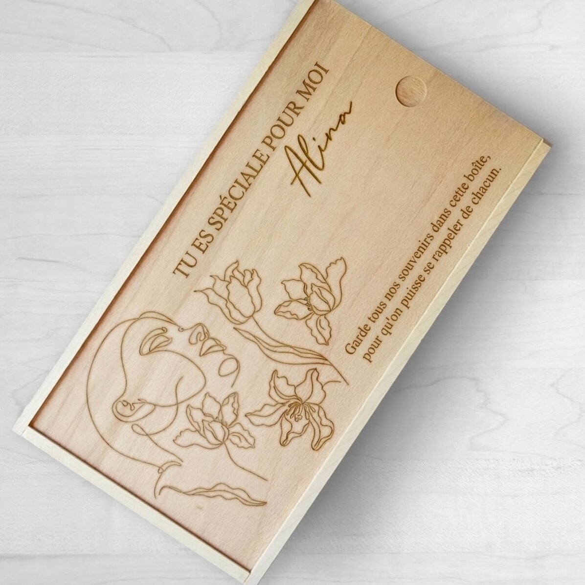 Coffret cadeau personnalisé en bois avec un message pour elle