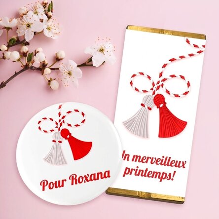 Coffret cadeau « Martisor » comprenant une mini-tablette de chocolat et un pin's personnalisé avec u