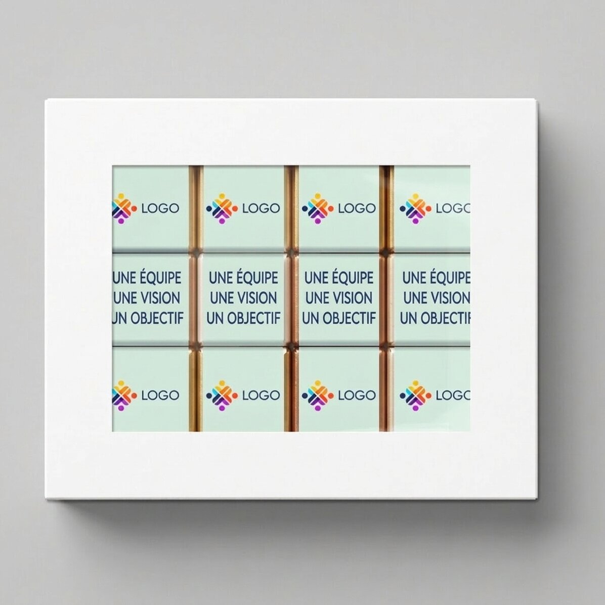 Coffret cadeau contenant 12 mini-chocolats personnalisés avec un logo et un message