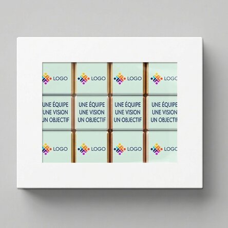 Coffret cadeau contenant 12 mini-chocolats personnalisés avec un logo et un message