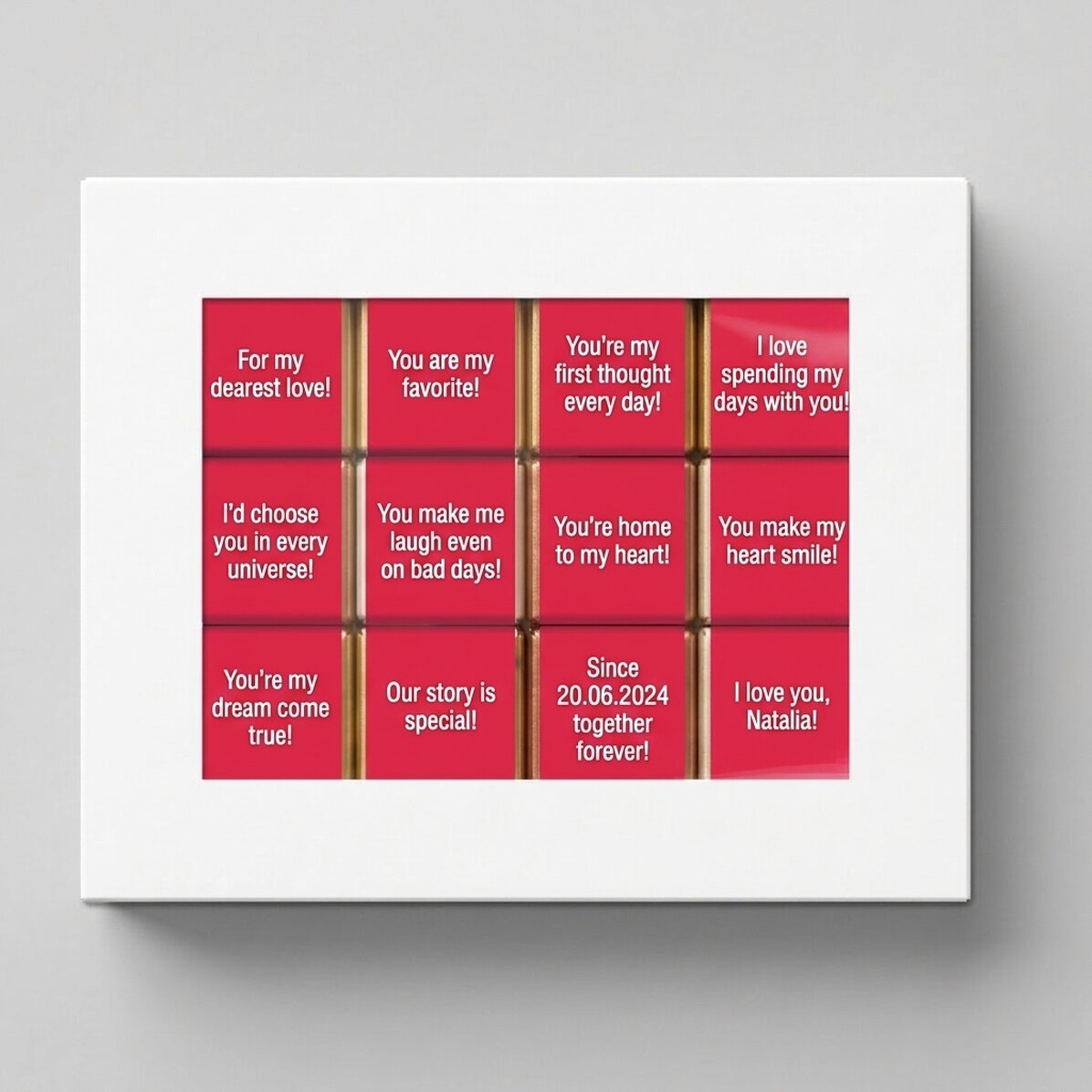 Coffret cadeau contenant 12 mini-chocolats personnalisés avec des messages
