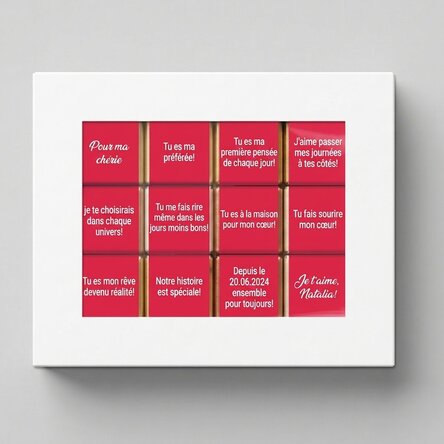 Coffret cadeau contenant 12 mini-chocolats personnalisés avec des messages