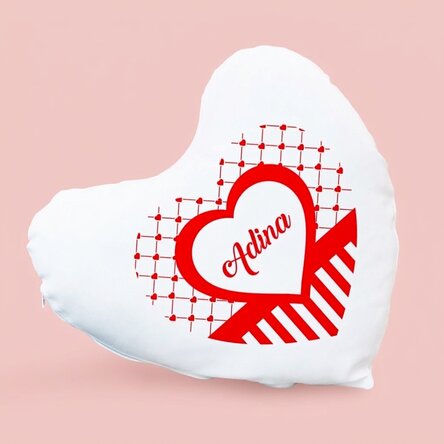 Coussin personnalisé en forme de cœur avec un prénom d'amour