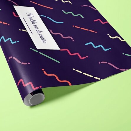 Papier d'emballage cadeau personnalisé avec un texte encadré, sur fond violet foncé