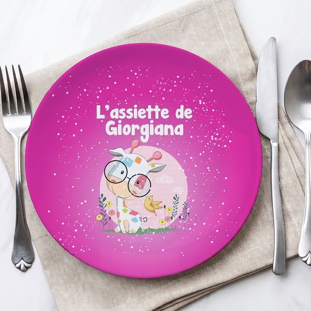 Assiette rose personnalisée avec un texte