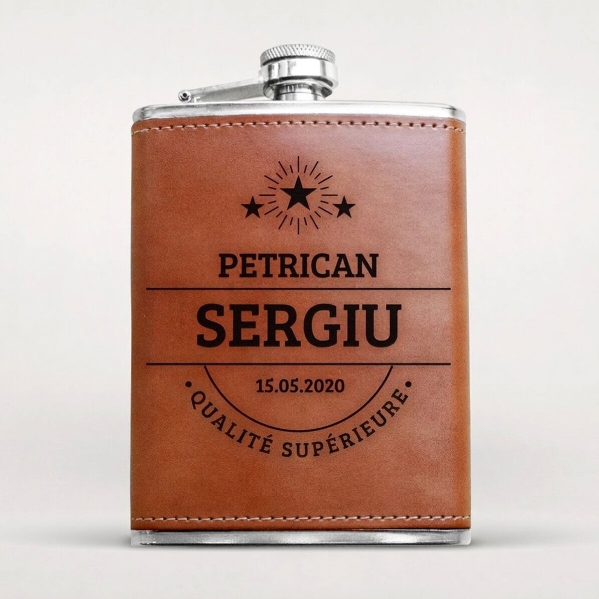 Flacon de poche personnalisé, recouvert de cuir et portant un nom
